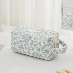 NWT Floral Blue and White Makeup Cosmetic Bag with Handle